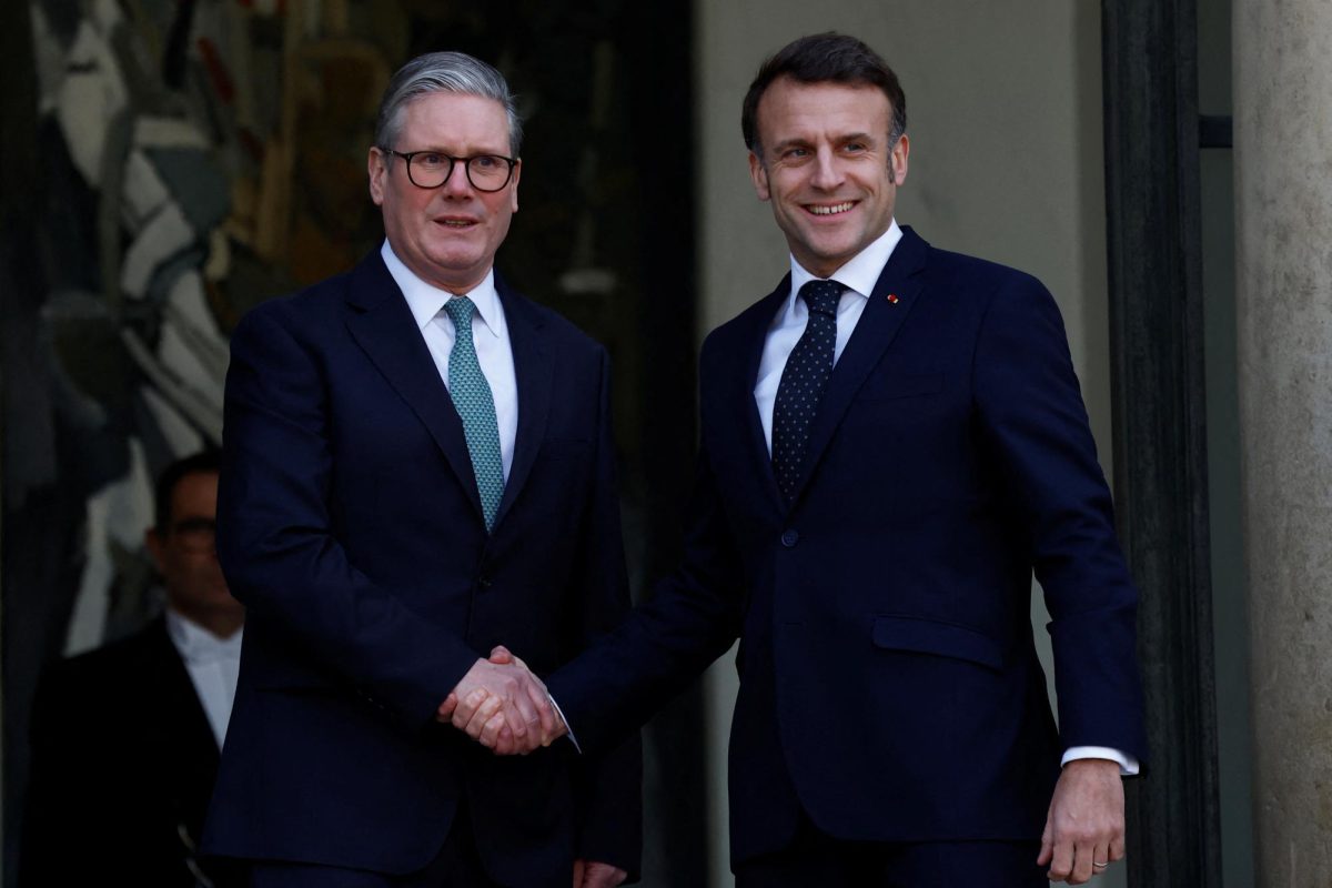 French President Emmanuel Macron welcomes Britain's Prime Minister Keir Starmer as he arrives for a meeting with European leaders on Ukraine and European security at the Elysee Palace in Paris, France, February 17, 2025. REUTERS/Gonzalo Fuentes